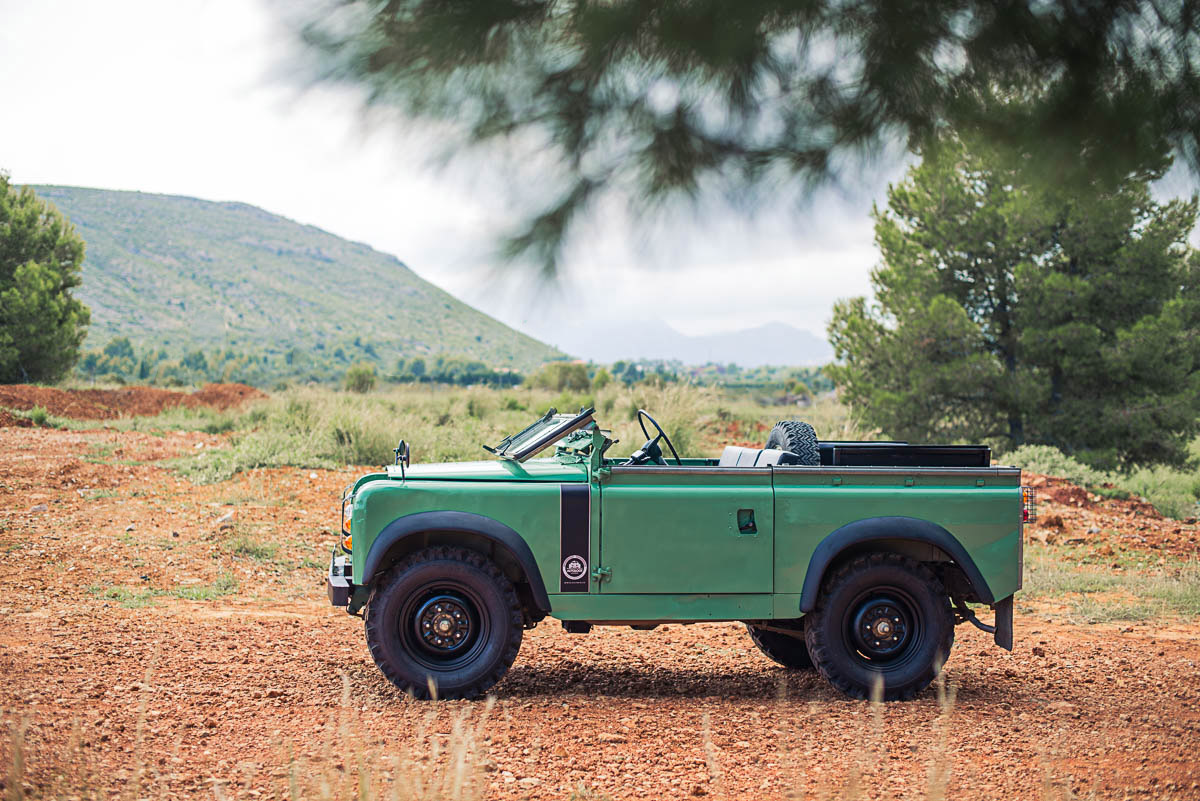 land_rover_88_left_1.jpg