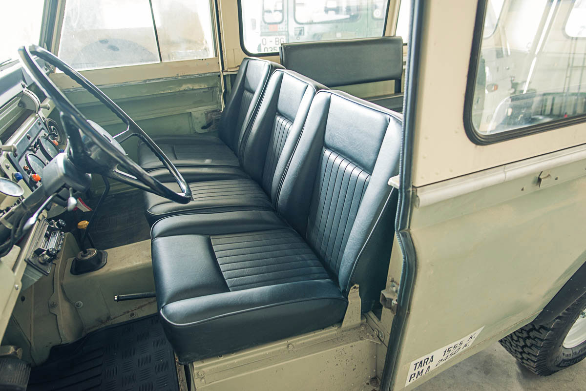 land_rover_109_interior_1a.jpg