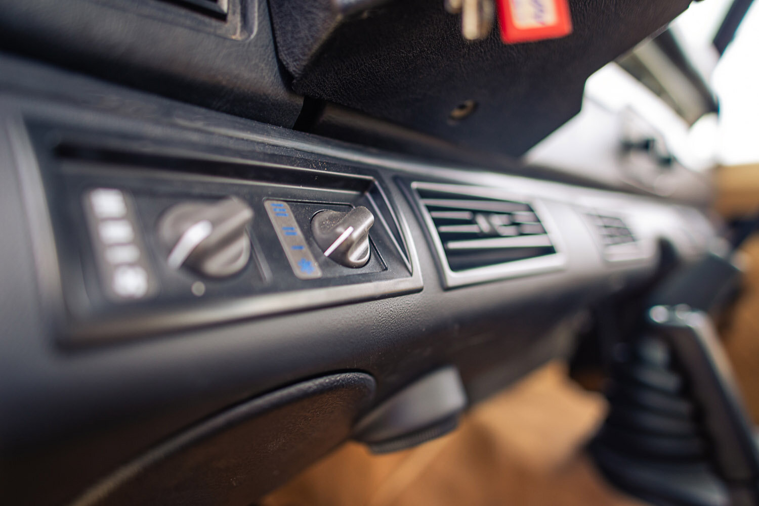 landrover_d90_interior_8.jpg