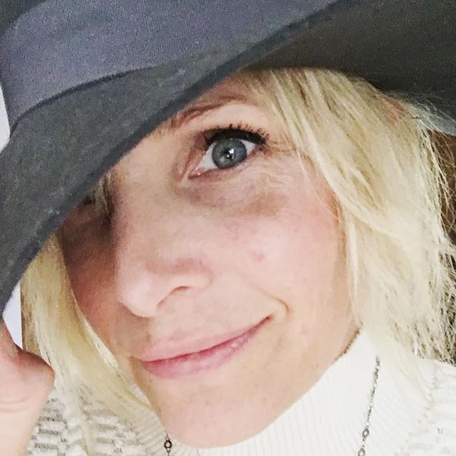 Have you noticed when you wear a hat, you need a hat attitude? A HATTITUDE!! Omg I just made that up. 😂#hattitude&trade;️&copy;️ Like outta my way everyone I AM WEARING A HAT! (Also&mdash;you cannot see my roots or dirty hair!)
🎩🎩🎩🎩🎩
#isitjustm