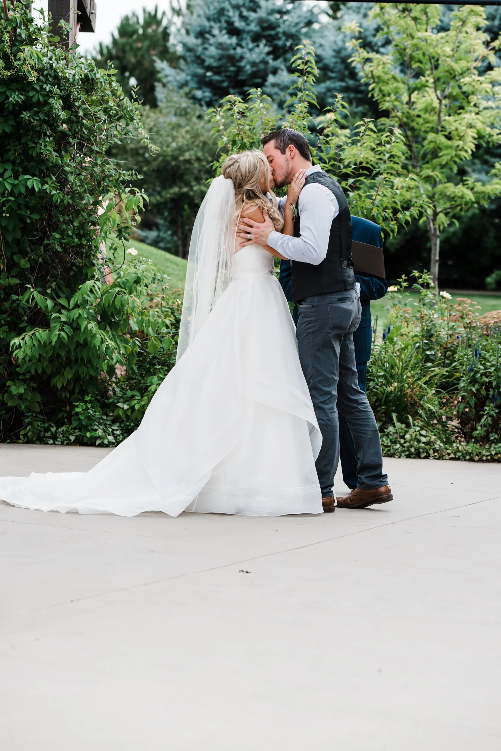 Colorado mountain wedding photographer at Brookeside Gardens wedding ceremony first kiss