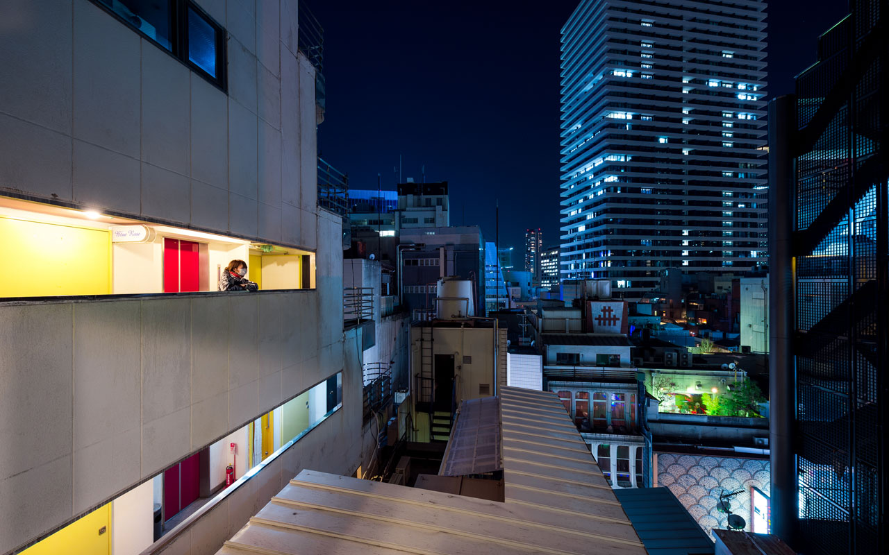 Focus on the subject in the balcony — a small aperture (f/5.6) ensures that the background is also in focus