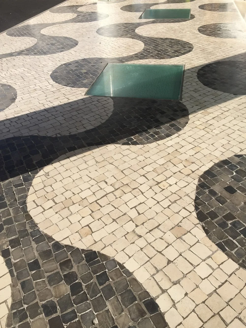 Forma sinuosa na calçada do aeroporto, Funchal, Ilha da Madeira