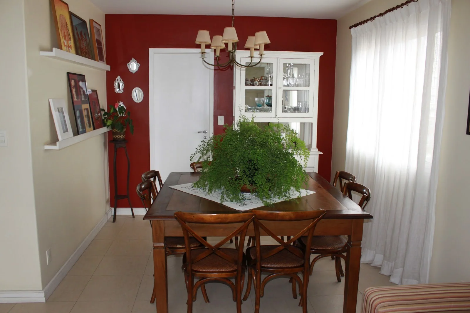 Fogo explícito em uma das paredes da sala de jantar, conferia a maior proporção desse elemento ao ambiente. A Madeira da grande mesa, que ocupava quase todo o espaço, deixava pouco para circulação. O Metal estava presente na cristaleira e nas canaletas repletas de quadros. Água, presente no espelho dentro da cristaleira, fechava a composição.