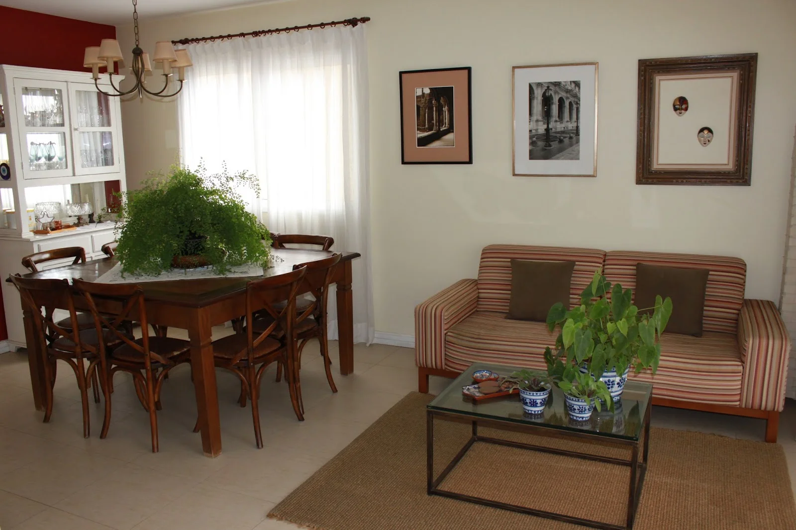 O excesso de objetos e plantas também aumentava a proporção da Madeira. As paredes em amarelo traziam a Terra e a Água estava presente nos espelhos e vidro da mesa de centro.