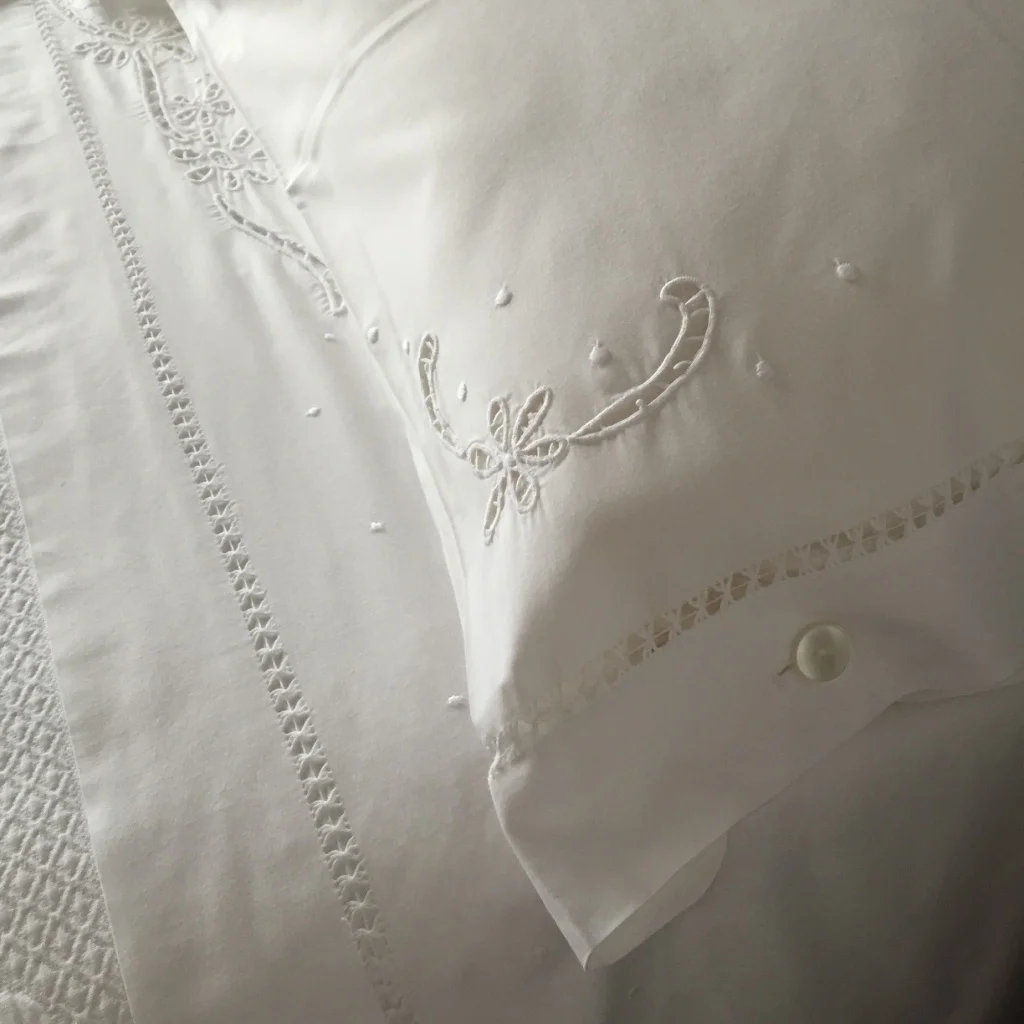 Detalhe da roupa de cama, na Casa da Padaria,cuidado nos detalhes, em Piódão.