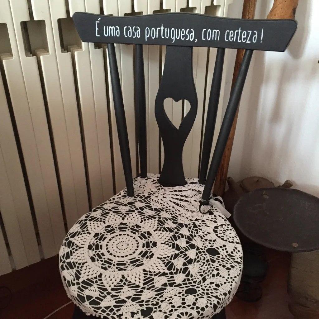 Detalhes femininos, na Casa da Padaria, em Piódão.