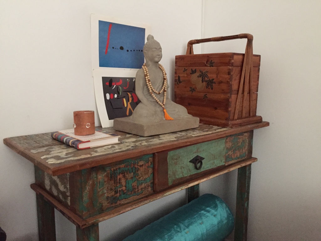 Referências de casa: juntinho comigo foram o Buda, meu altar portátil e o livro de I Ching.