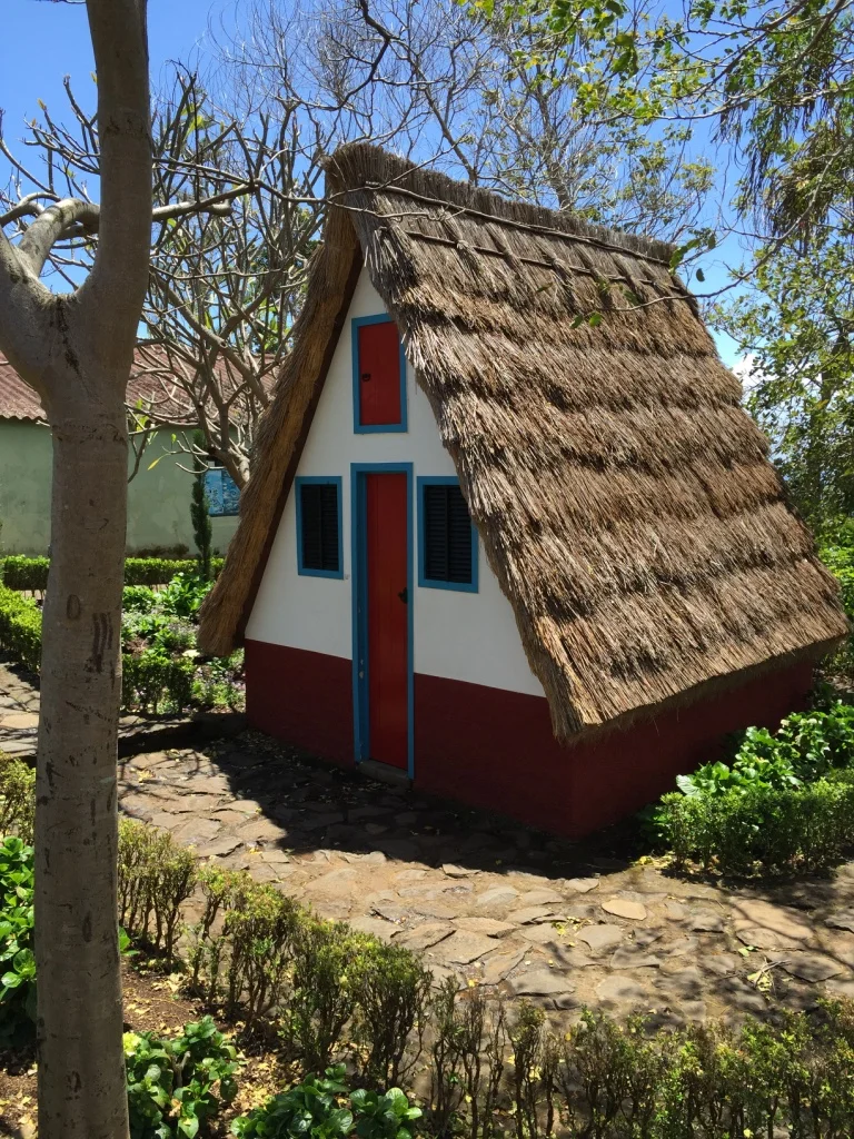 Casas triangulares, típicas da vila de Santana, na Ilha da Madeira