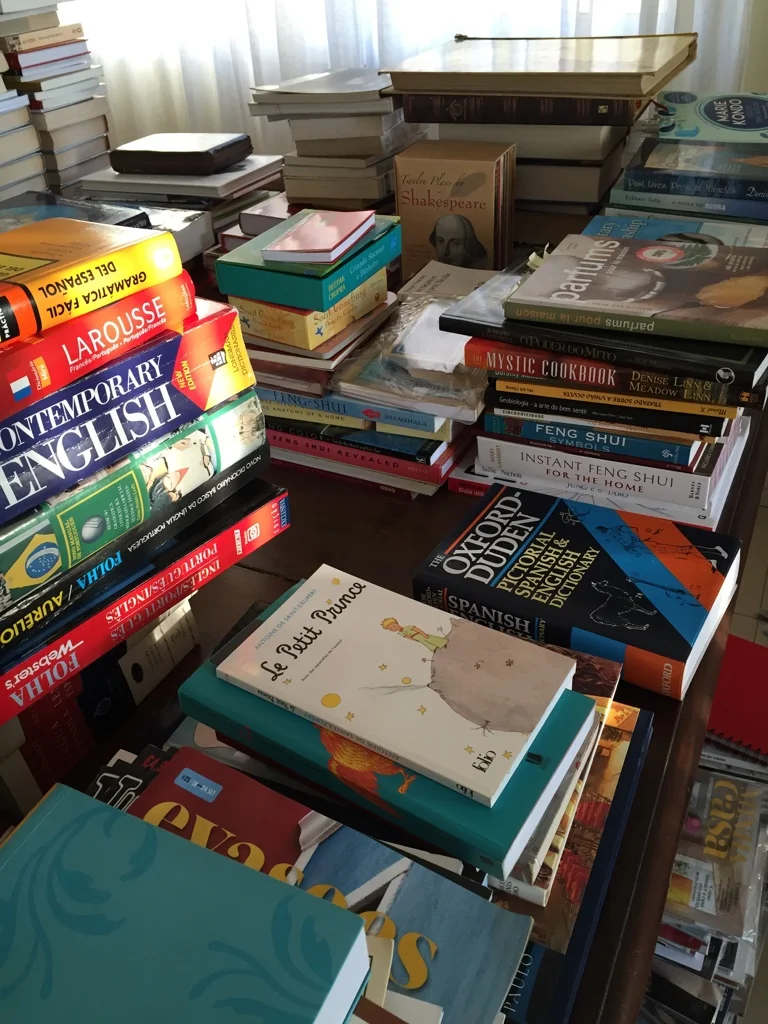 De longe foi a parte mais difícil para mim. Defini o espaço que eles ocupariam e o tipo de livros que eu manteria: Feng Shui, Culinária, Portugal e Fotografia. Os outros foram doados e adotei o Kindle como melhor amigo!