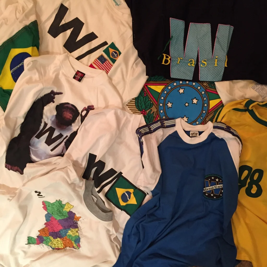 Mantive por muito tempo uma coleção de camisetas de uma agência de publicidade querida, onde trabalhei, por muito anos. Decidi doar para outros admiradores e mantive apenas algumas que estão em uso. Mas antes, fotografei tudo para ter de lembrança.