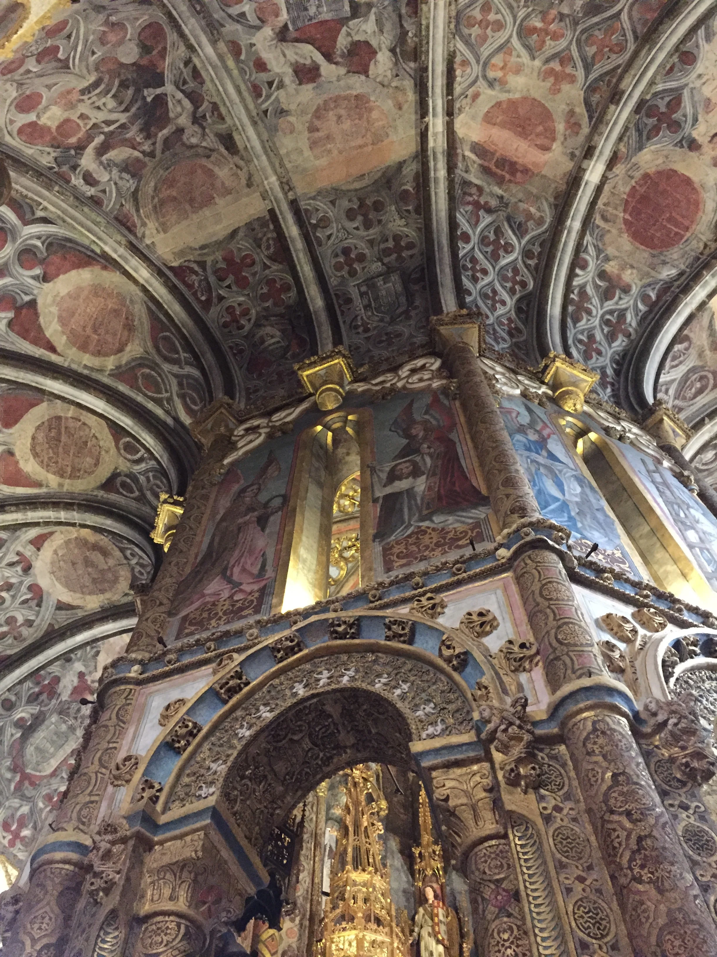 Indescritível a beleza e o sentimento provocado por essa construção. Sagrado e profano se sobrepõe em camadas que compõe as pinturas e a própria arquitetura do lugar. 