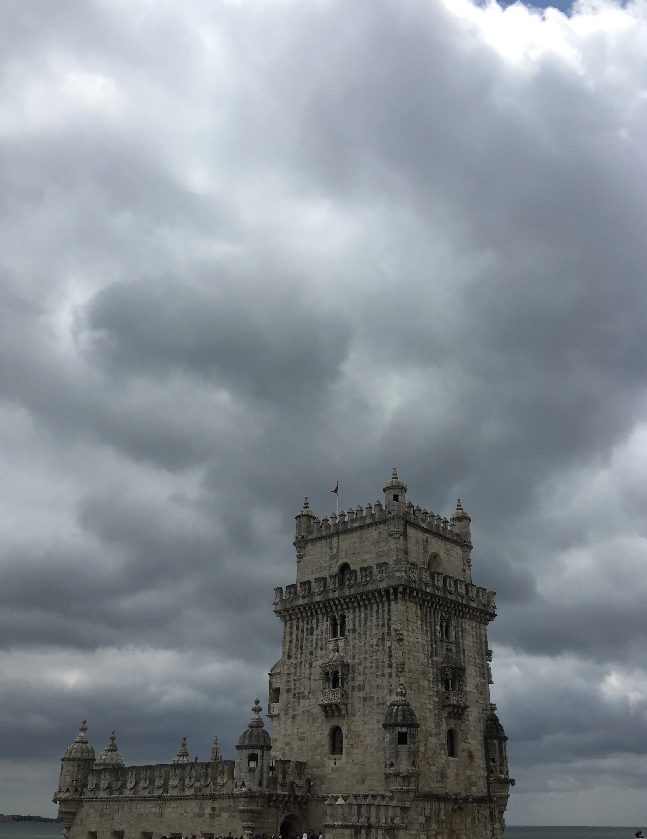 Escolhemos a região dos Descobrimentos, em Lisboa, para simbolizar essa área do Ba Guá. Da Torre de Belém, partiam as Caravelas para conquistar o mundo e realizar a missão a que se propuseram os portugueses.