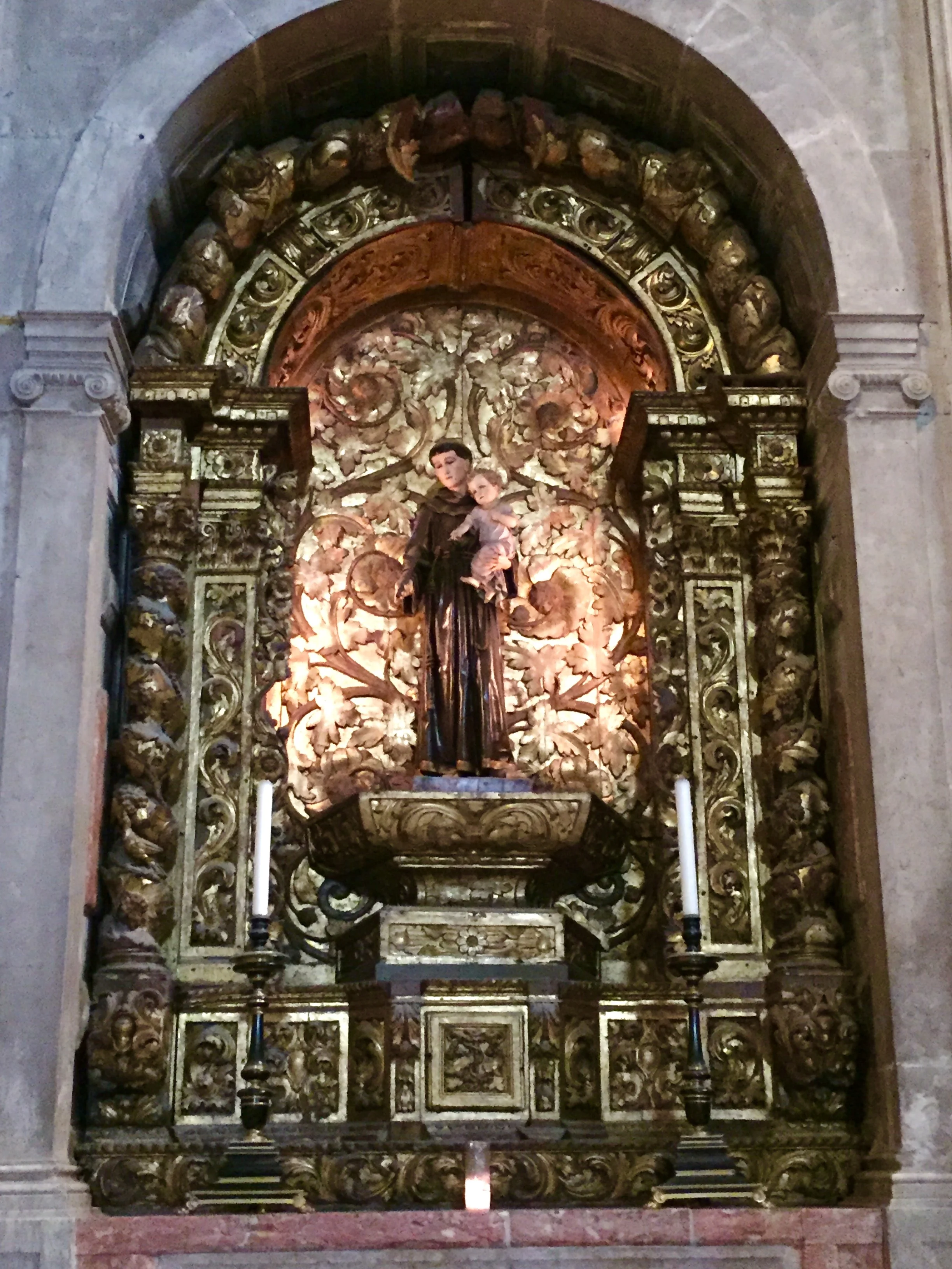Imagem de Santo Antonio de Lisboa, dentro da Catedral dos Jerônimos.