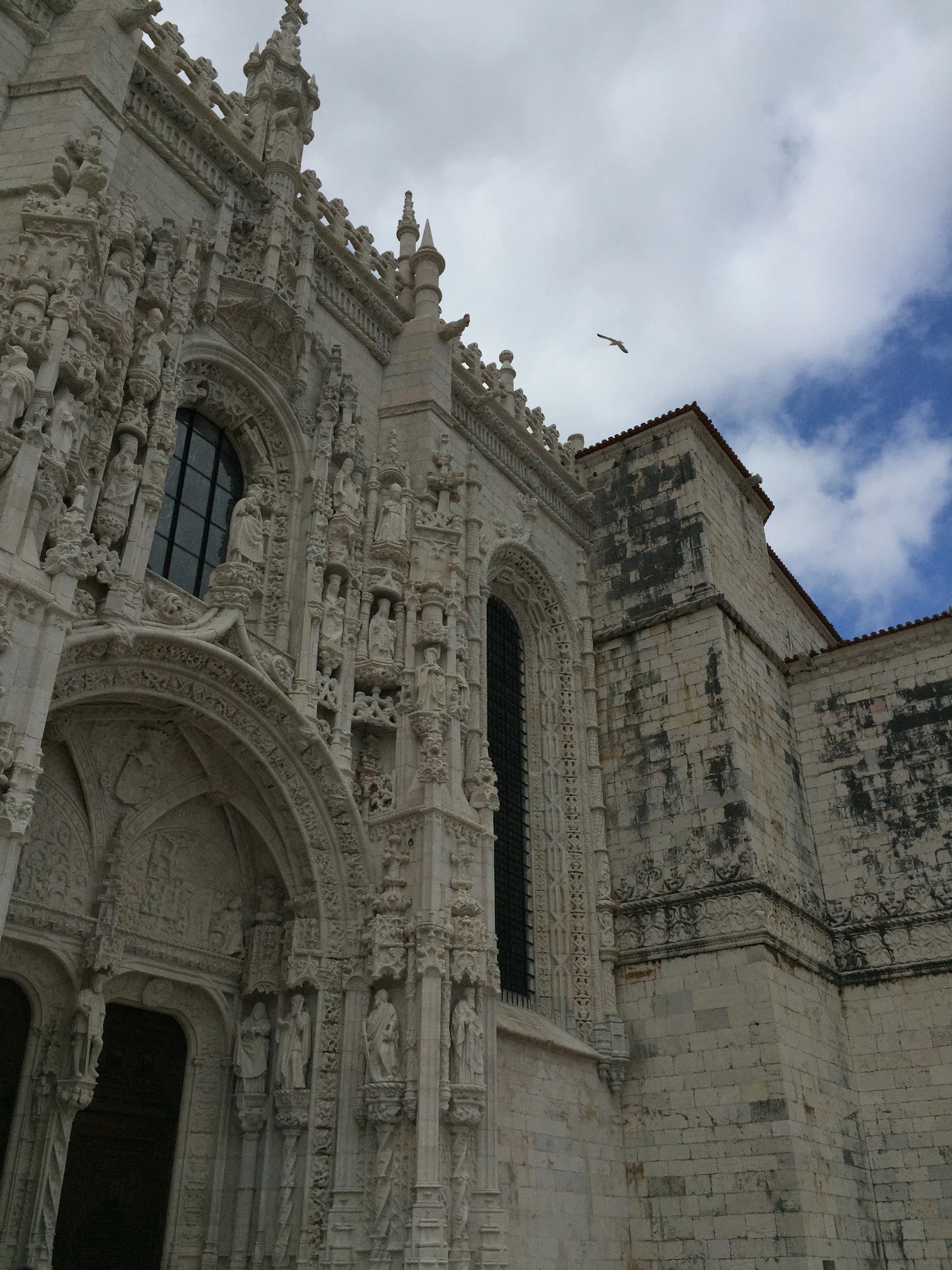 O lindissimo Mosteiro dos Jerônimos, uma pérola do estilo Manuelino, tem em sua arquitetura símbolos das navegações, como: cordas, esferas armilares, rosa dos ventos e tantos outros ícones náuticos.