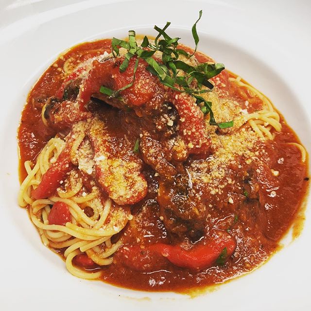 Spaghetti 🍝 with Italian sausage and roasted bell peppers 🌶 #vcgourmet #instagood #inlandempire #easthighland #redlands #highlandca #iefoodie #inlandempireexplorer #forkreport #chefmode #ForTheChefs #chefsofinstagram #chefsoninstagram #LAchefs #lafoodies #cheflife #eaterla #latimesfood #zagat #EatMunchies #spoonfeed #foodbeast #thisisinsider #insiderfood #eatfamous #buzzfeast #visitcalifornia #mychefstable