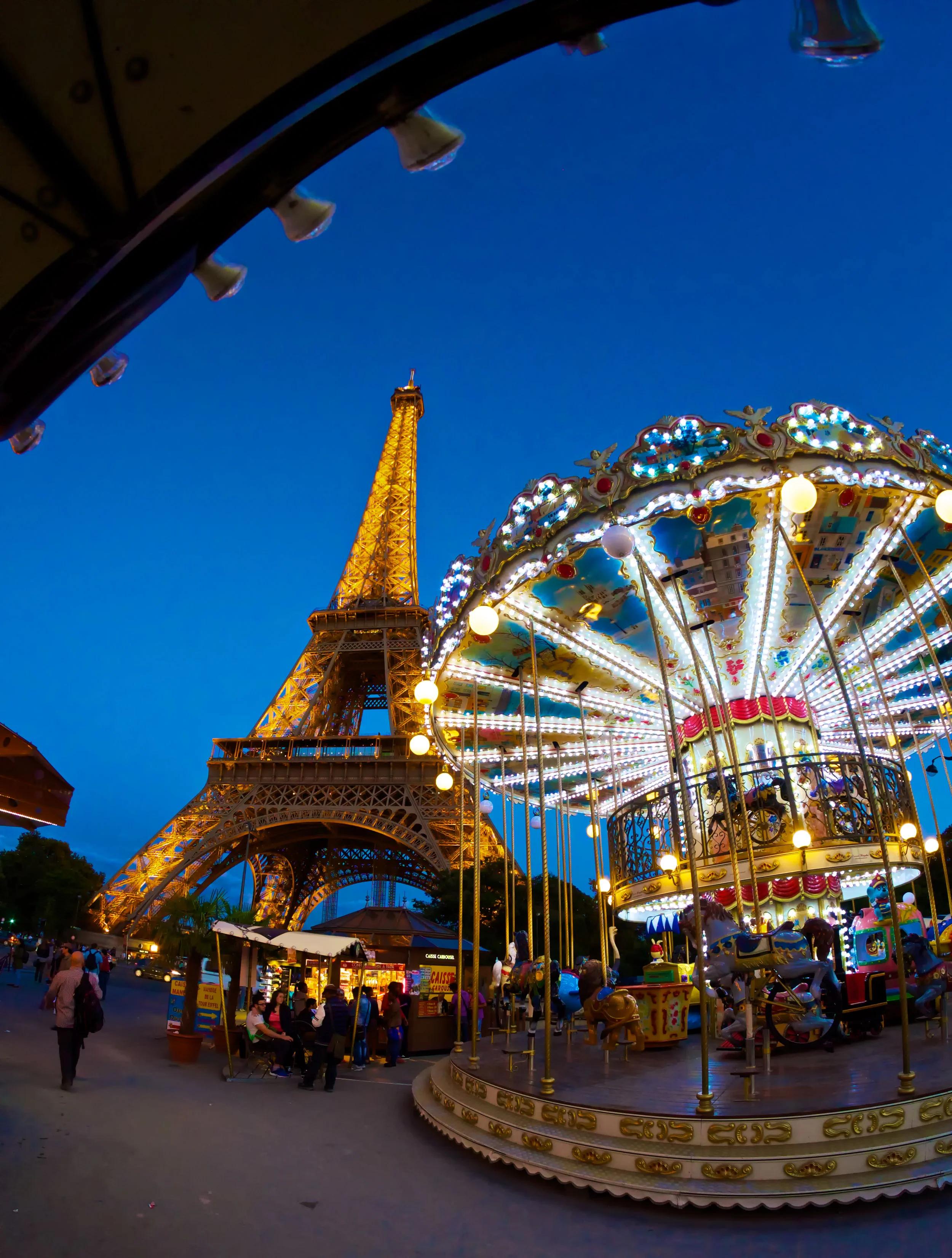  The Eiffel Tower at dusk. 