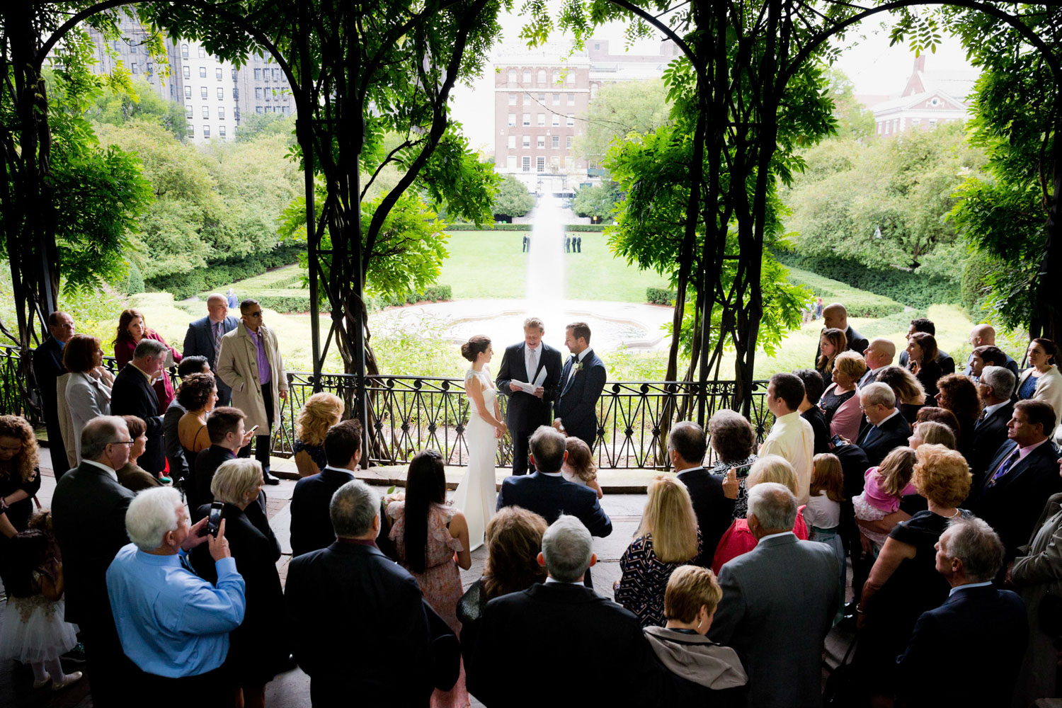 Leerling meerderheid Mooi Conservatory Garden Central Park Autumn wedding — FOTOVOLIDA Wedding  Photography