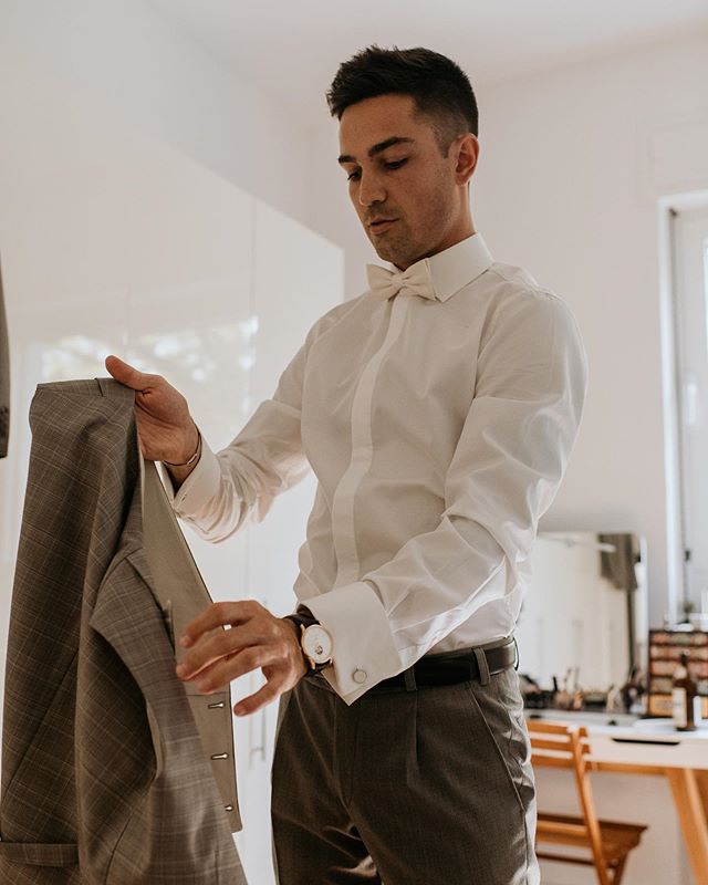 Nico beim Getting ready 🤟🏻 .
.
.
.
.
.
#makeportraits #couplesinlove #weddingphotographer #fotografsaarland #christianhell #weddingmoments #fotograf #bride #groom #saarbr&uuml;cken #brideandgroom #sharethelove #hochzeitsfotograf #verlobung #saarlan