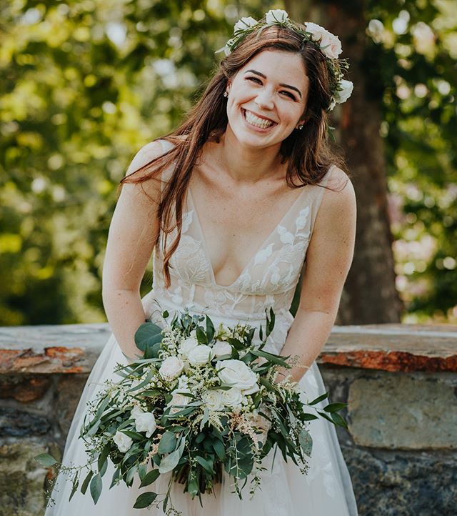 Gotta love a bride with a flower crown 🌸 beautifully captured by @darcytroutman_weddings at the lovely @bluemontvineyard_weddings