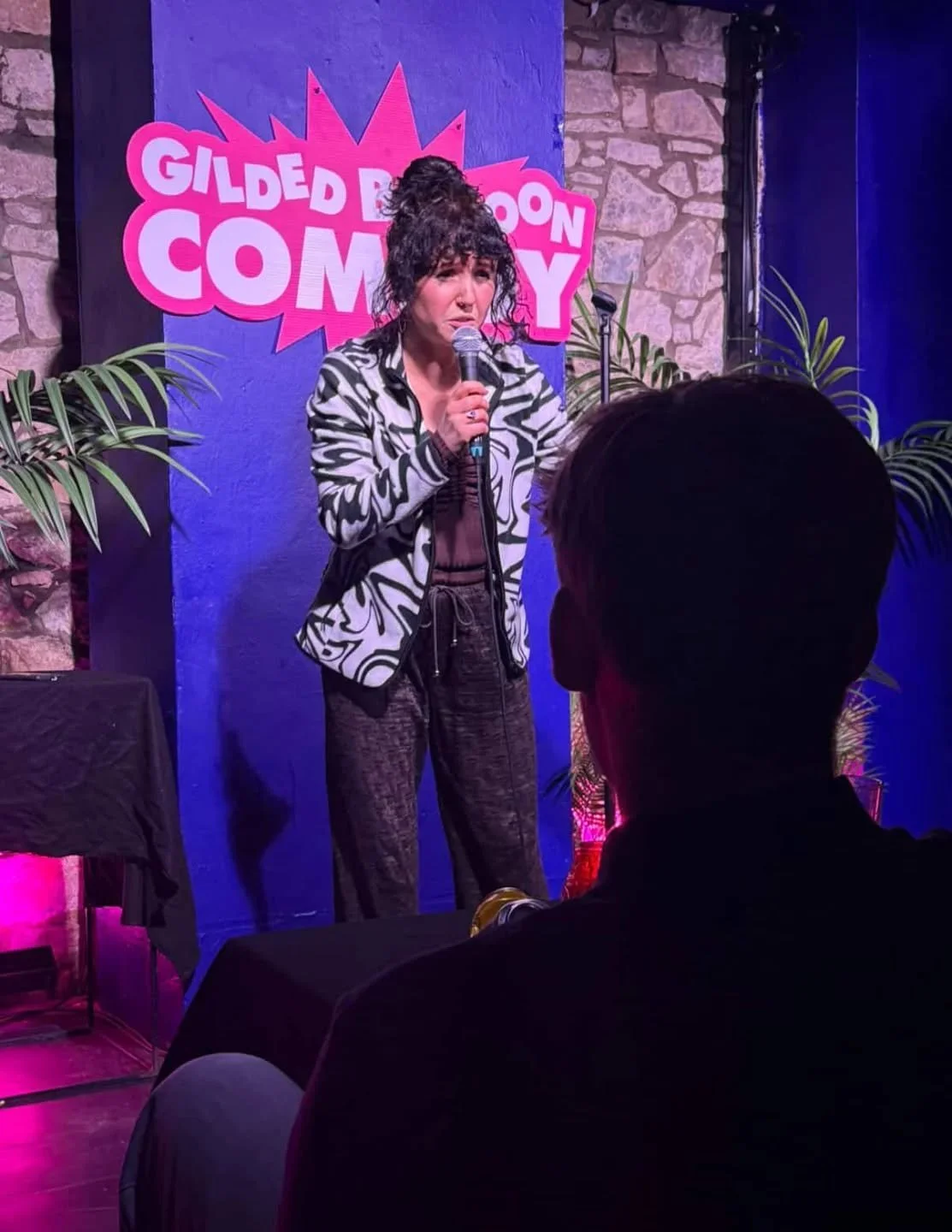 Me pulling my usual grotesque faces during my set @lifeasanartichoke has done well to get a still image for how much I dart around too ! 🤣 Got to Open the show at The Comedy Show @gildedballoon @thegildedsaloon
@peoples.leisure.club and you can come