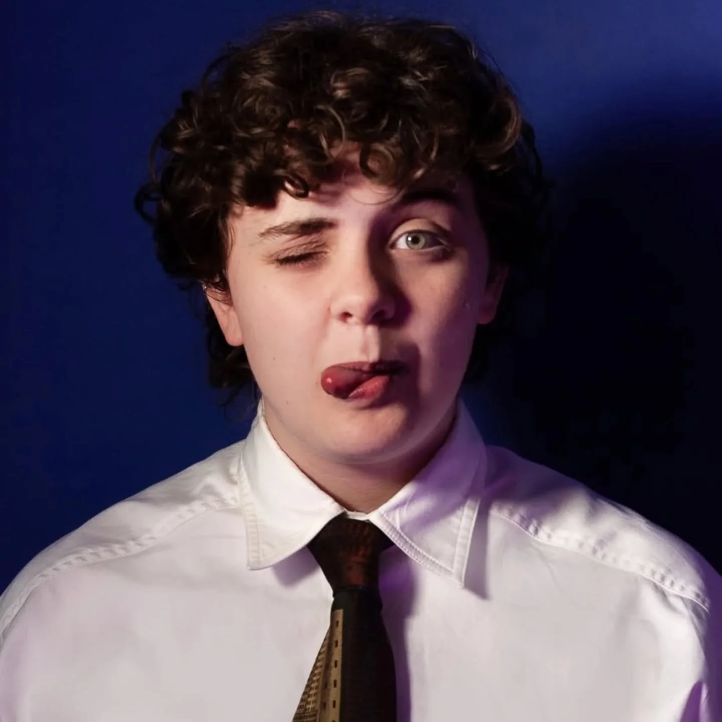 ⭐ Eva Peroni is a queer Scottish act whose energetic delivery and flair for wordplay have quickly made her one of the most sought after new acts on the scene. 

⭐ Eva was @chortle_comedy student comedy award finalist 2026 

⭐ Eva is a @Brasstacks Red