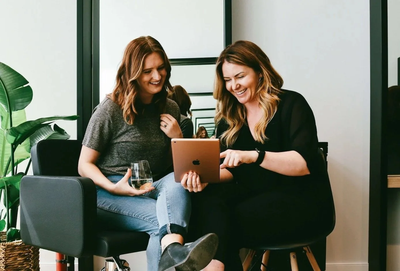 Two women sitting together in the salon, having a hair consultation.