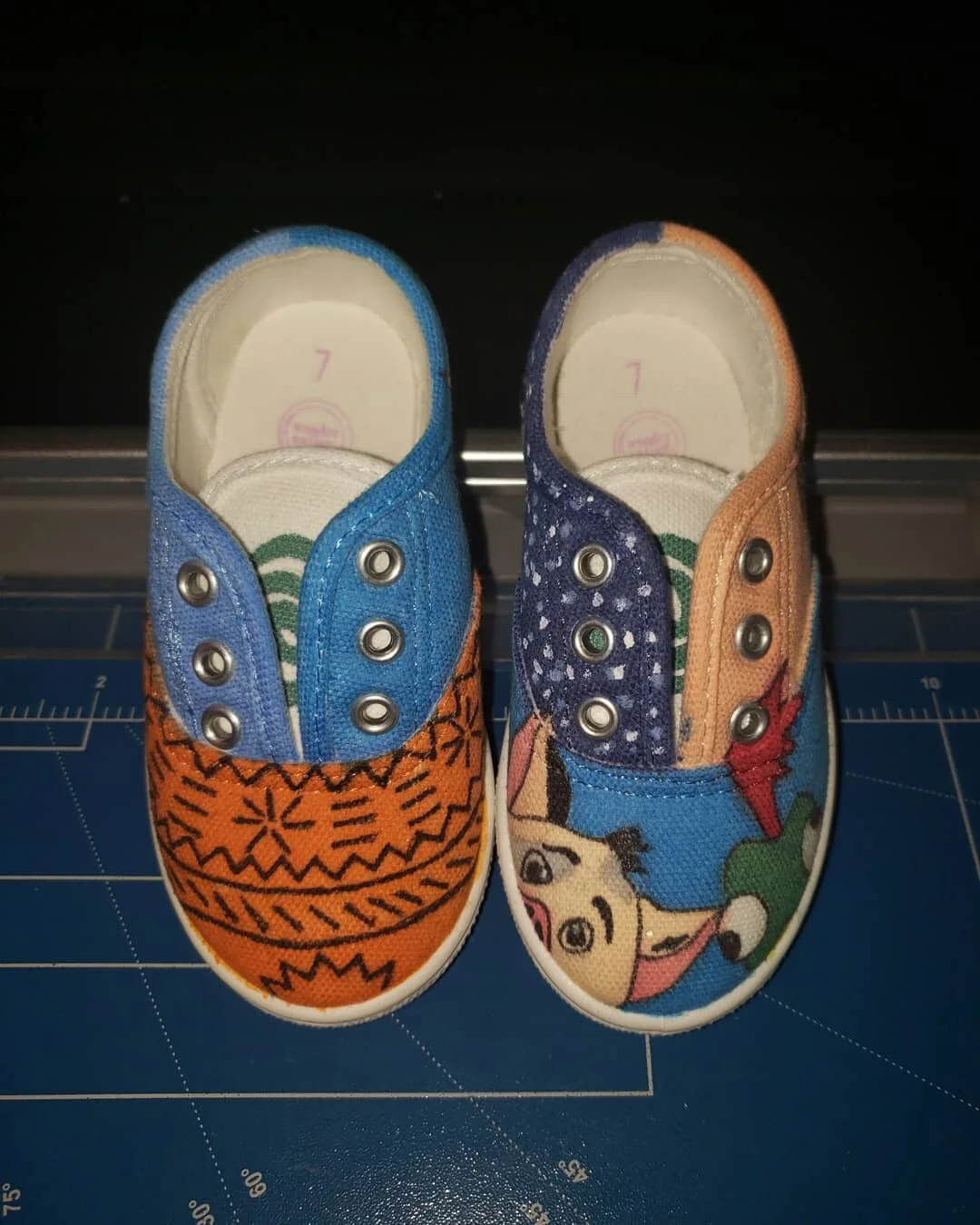 Pair of shoes I did for my favorite princess.#disney #moana #pua #heihei #disneybound #tefiti #copicmarkers #shoes #art #ennariadesigns
