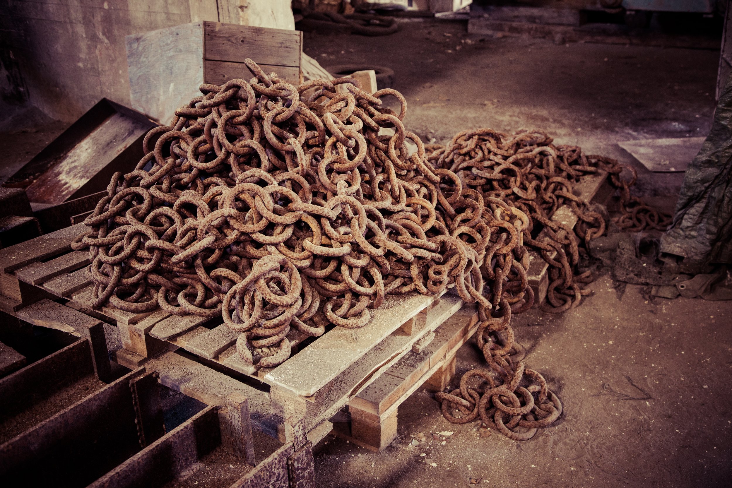 rusty-chain-decay-abandoned-factory-factory-159188.jpg
