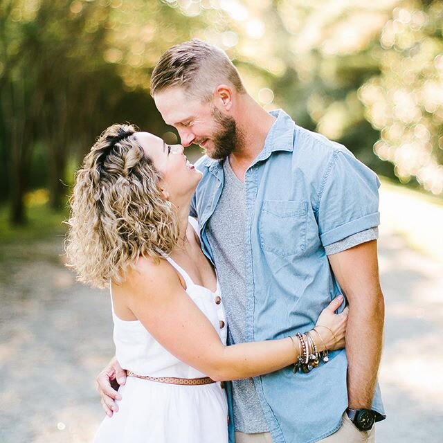 Cutest angelsss!! Swipe to see her adorable parents and poodlesss! #maconphotographyva #familysession #couplesportraits #chesapeakeva