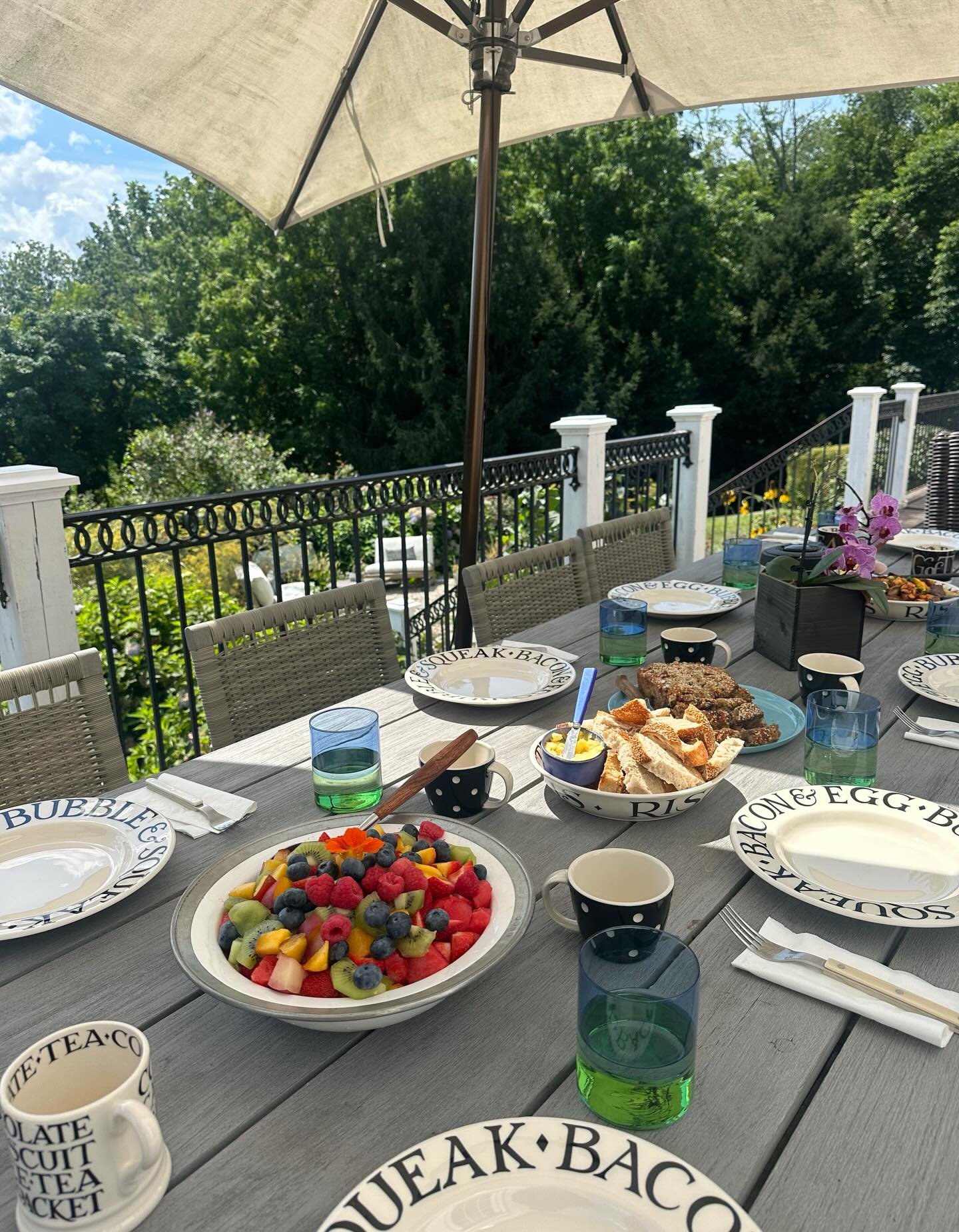 Happy Tuesday!! 

Warmer days are on the way💐 Longer light, a shift in pace, and it finally feels like the season ahead is near

Photo: @chloeschusterr