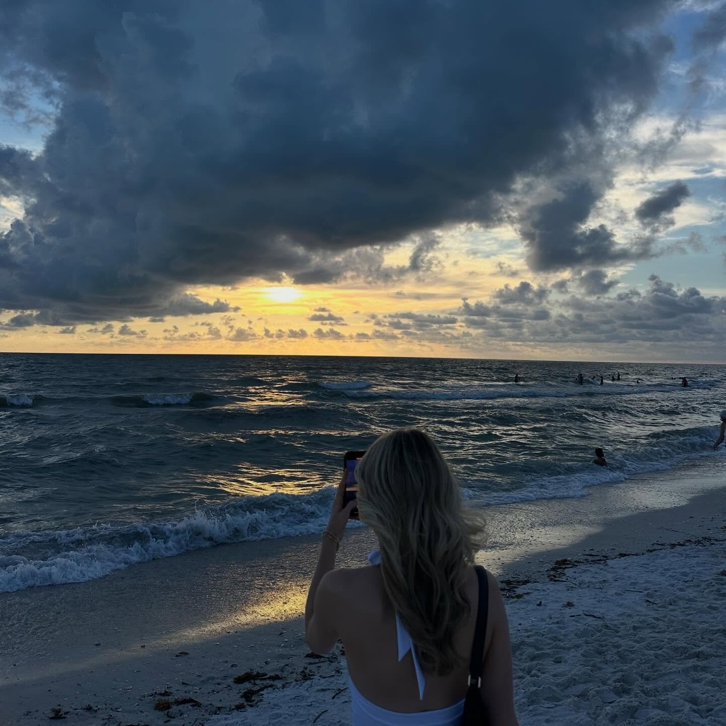 Dreaming of summer sunsets💛

Photo: @amyyypalmer