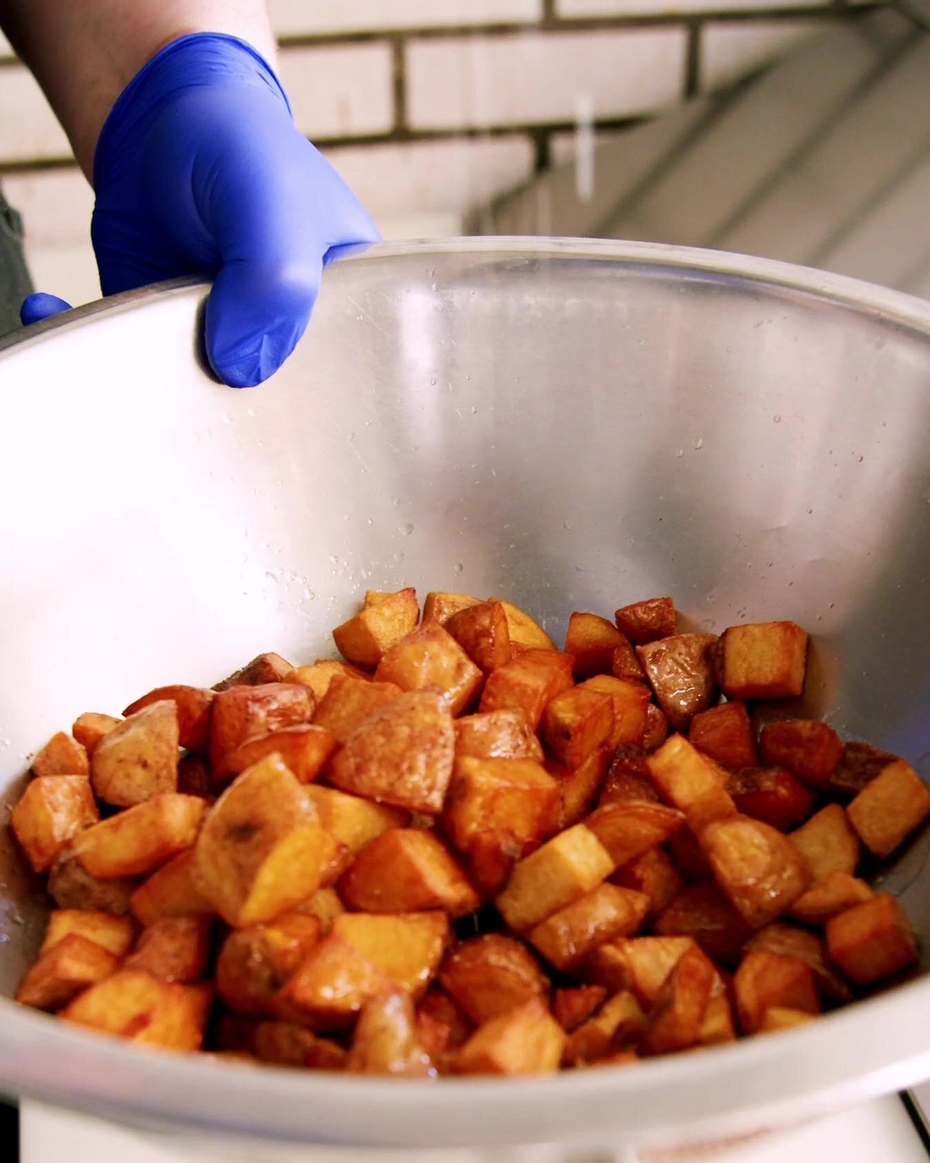 𝙊𝙪𝙧 𝙛𝙖𝙢𝙤𝙪𝙨 𝙙𝙪𝙘𝙠 𝙛𝙖𝙩 𝙝𝙖𝙨𝙝 

Double fried and then tossed in duck fat, our cubed cut potatoes from Rosebud Colony is a definite fan favorite!

#hashbrowns #breakfast