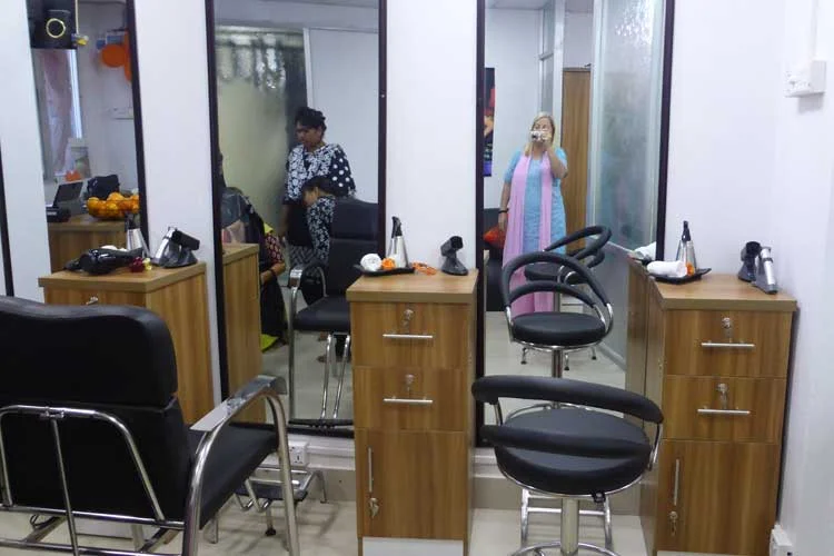 salon_complete_mirrors.jpg