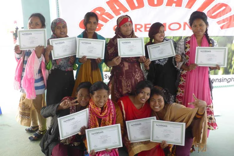 feb2018_graduation_grp_fun.jpg