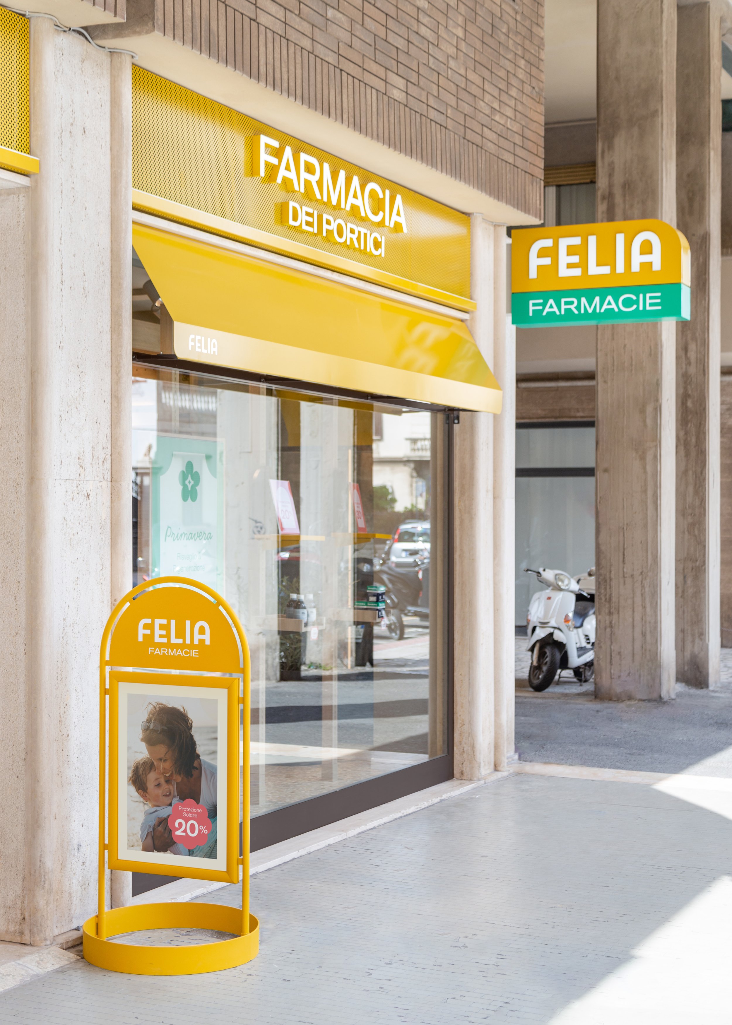 FELIA Farmacie storefront corner