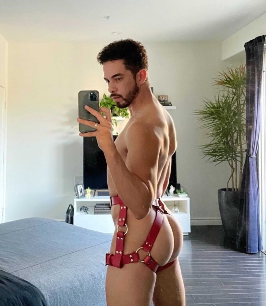 @isaiah.k.rios in the pomegranate X garter
#leatherharness #pride #leathergarter