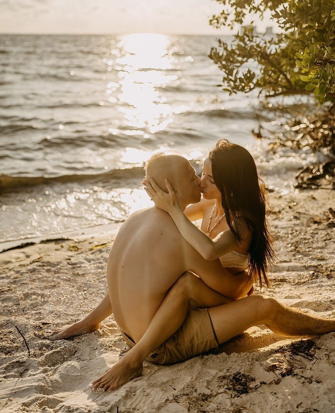 Things are starting to heat up here in FL and I am not just talking about these stunning &amp; totally in love humans 🔥⁠
⁠
I don't know about you but we are not quite ready for the 90&deg; temp 🥵🥵⁠
⁠
#makeyourweddingrad⁠
@brooke_elsbree⁠
⁠
Engagem