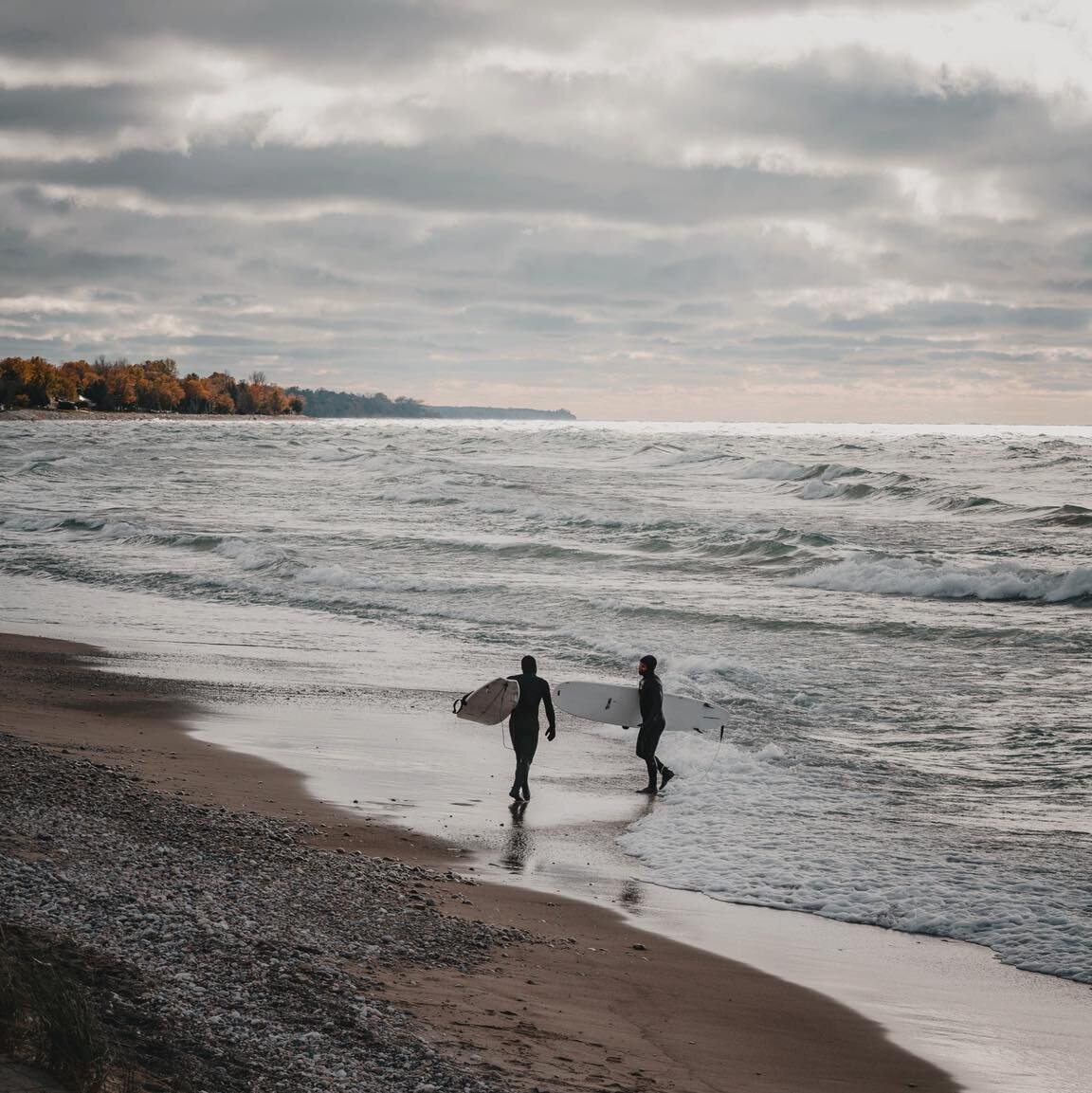 Weekend Plans. 🌊 🏄 🧣 
&bull;
&bull;
&bull;
Board AndBearing 📸 
#surf #surfing #surfshop #surfthegreatlakes #surfinglife #surfphotography #surfsup #waves #beachlife