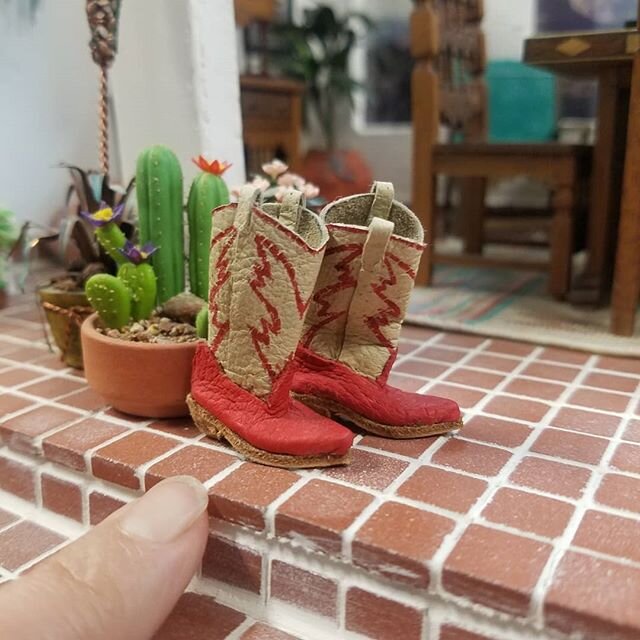 These boots always make us smile. They're just so cute.
#miniatures #cowboyboots #smallscale #museumfromhome