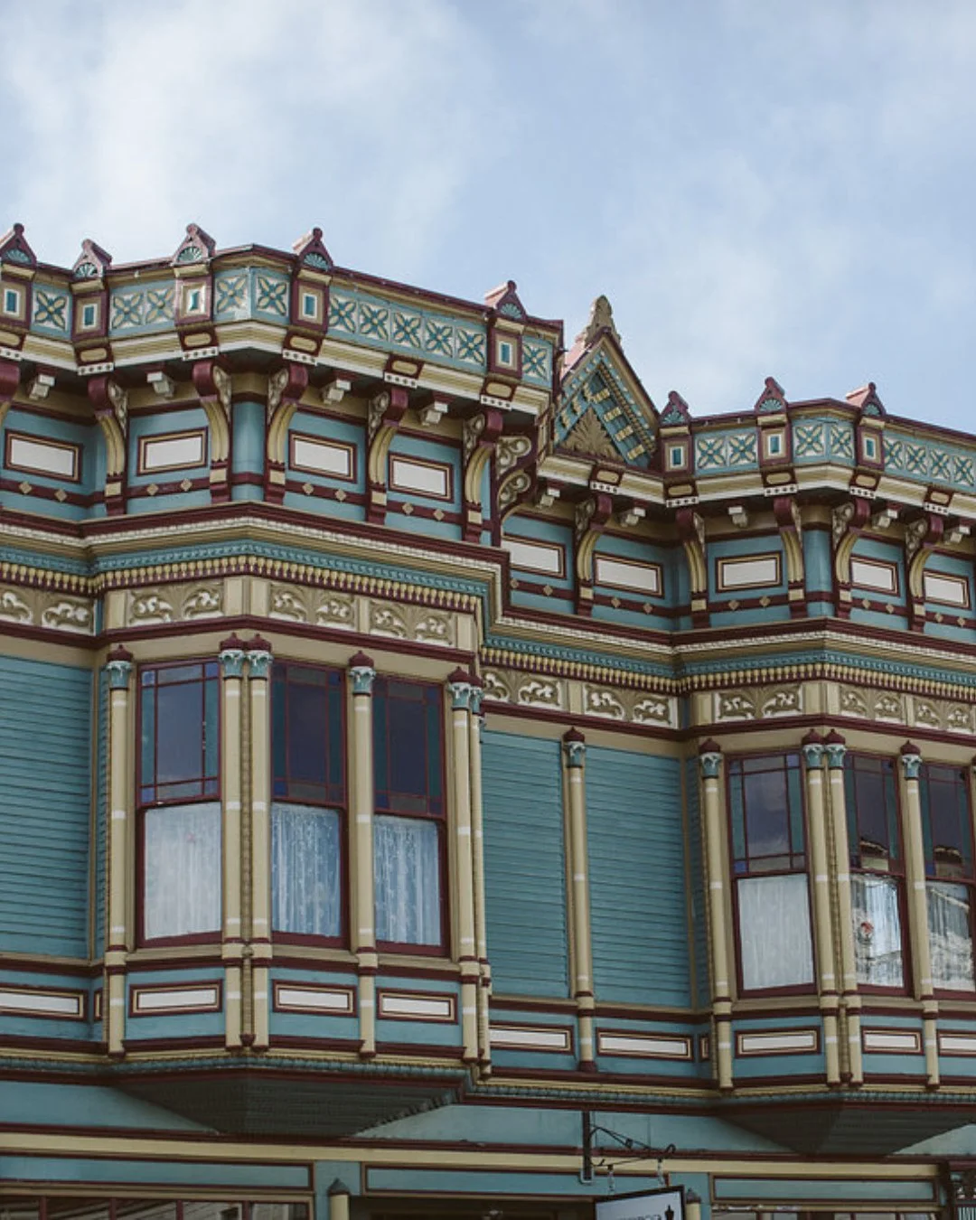 Ferndale architectural tours are back! This May, explore our Main Street Historic District with a knowledgeable local host from @theferndalemuseum. This easy walking tour is designed to give you close-up views of well-preserved Victorian storefronts 