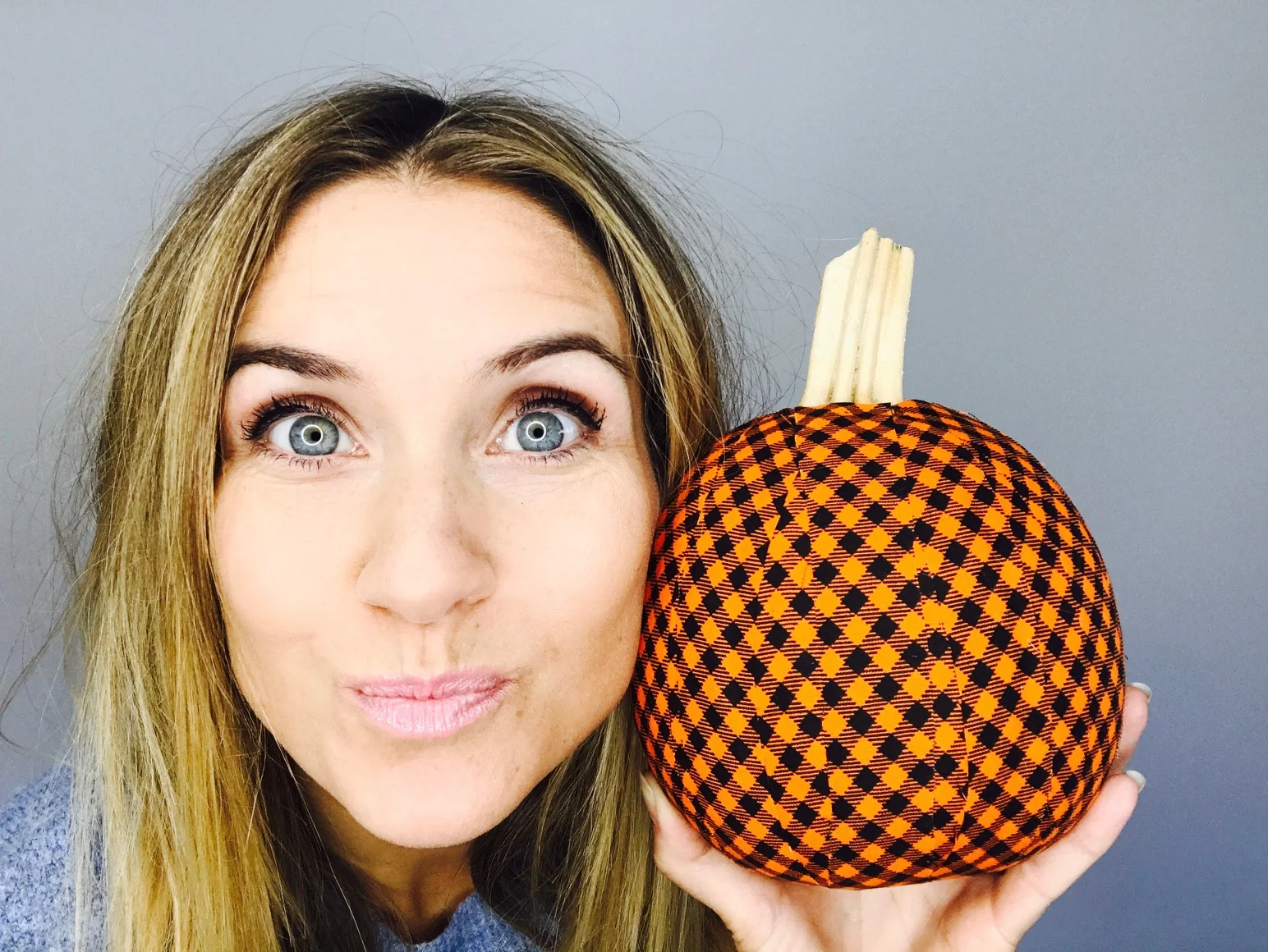 Woah. Extreme close-up. My point here is to show you the relative size of this pumpkin! From start to finish, it took me about 30 mins to create this draped pumpkin!