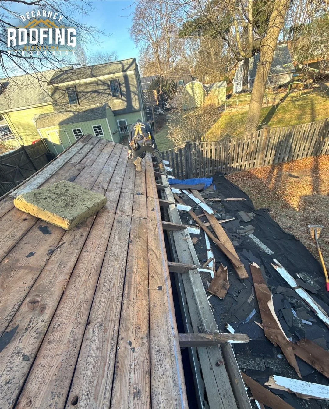 Garage roof replacement in Beverly moving right along this morning. ❄️🔨

#DeCarneyRoofing #DeCarneyDidIt #TheDeCarneyDifference #BeverlysRoofer #BeverlyMa #BeverlyBasedBeverlyTrusted