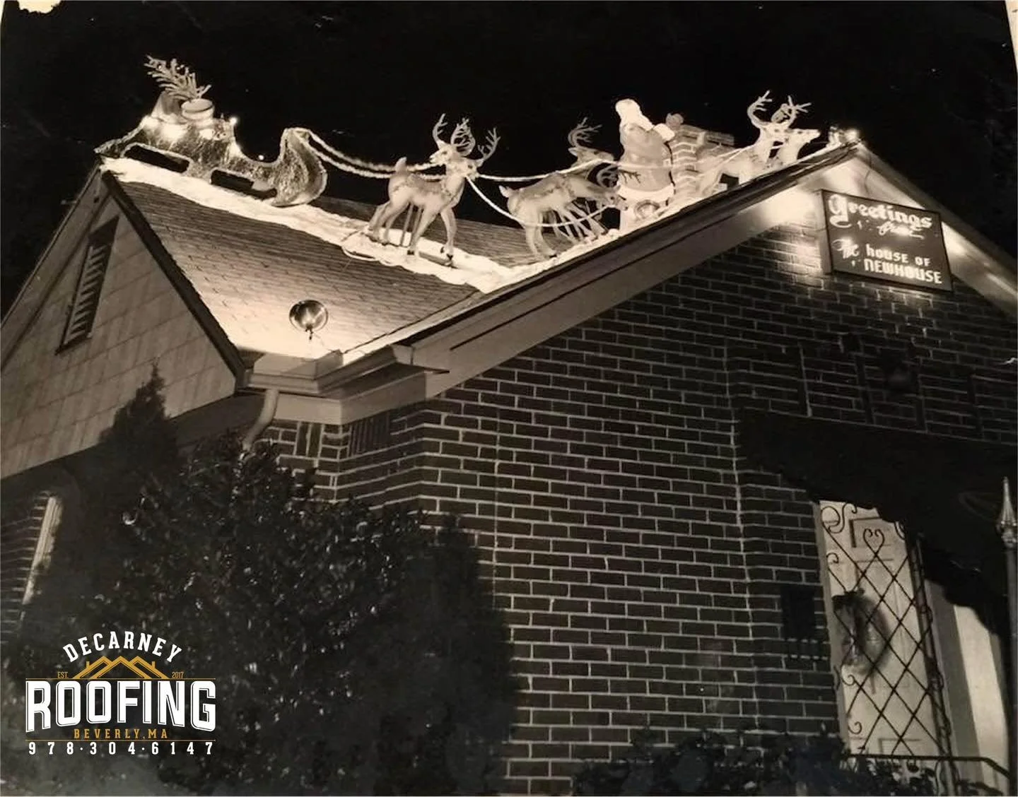 🎄 Throwback Thursday Roofing History! 🎅📸

Another awesome holiday display from back in the day. This photo was taken in 1946 at the Newhouse family home in Memphis. What started as simple painted Masonite decorations on the roof turned into a full