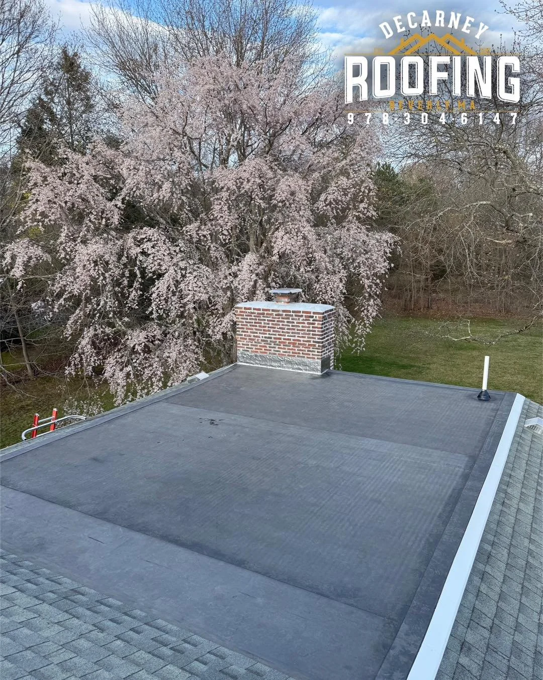 Happy Monday! ☀️
Hope everyone had a great weekend!

With the warmer temps finally back around, we&rsquo;re back at it with rubber roofing 🙌🏽

We just wrapped up this rubber in South Hamilton just before the weekend!

#DeCarneyRoofing #DeCarneyDidI