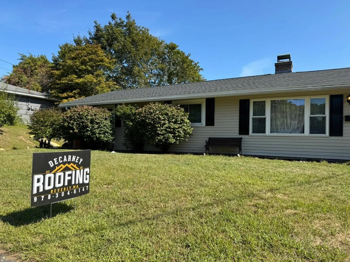👀🔙 Taking the time on this rainy day today to look back at a beautiful roof we installed earlier in the year! 

#DeCarneyRoofing #DeCarneyDidIt #TheDeCarneyDifference #BeverlysRoofer #Beverly #BeverlyMa #BeverlyBasedBeverlyTrusted