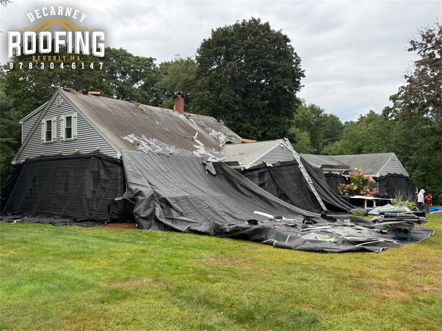 👴🏼 Old roof coming off!!! #NewWeekNewRoof 

#DeCarneyRoofing #DeCarneyDidIt #TheDeCarneyDifference #MastinMondays #BeverlyMa #BeverlyBasedBeverlyTrusted #BeverlysRoofer #Beverly