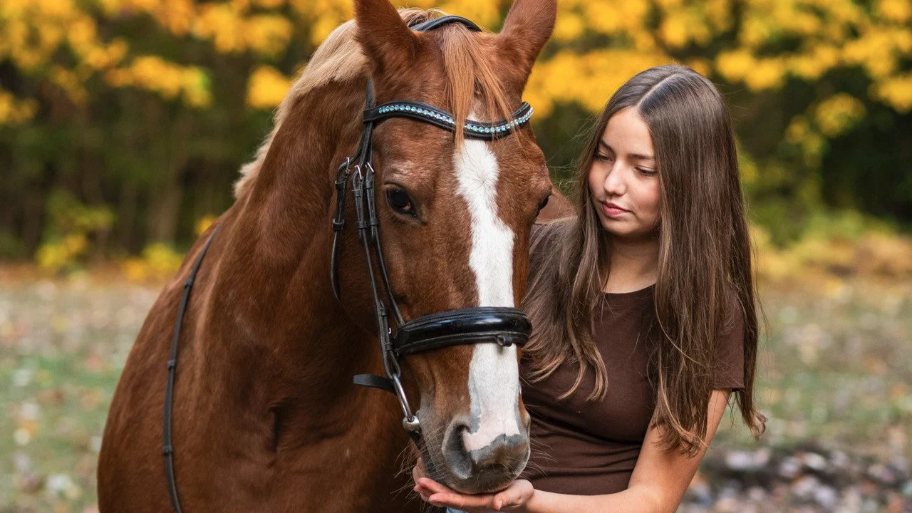 This is what pure autumn magic looks like ✨ Wait until you see how this incredible family of seven rocked their farm session.

From catching playful snuggles to meeting the cutest furry friends, we had the best time together surrounded by rich autumn