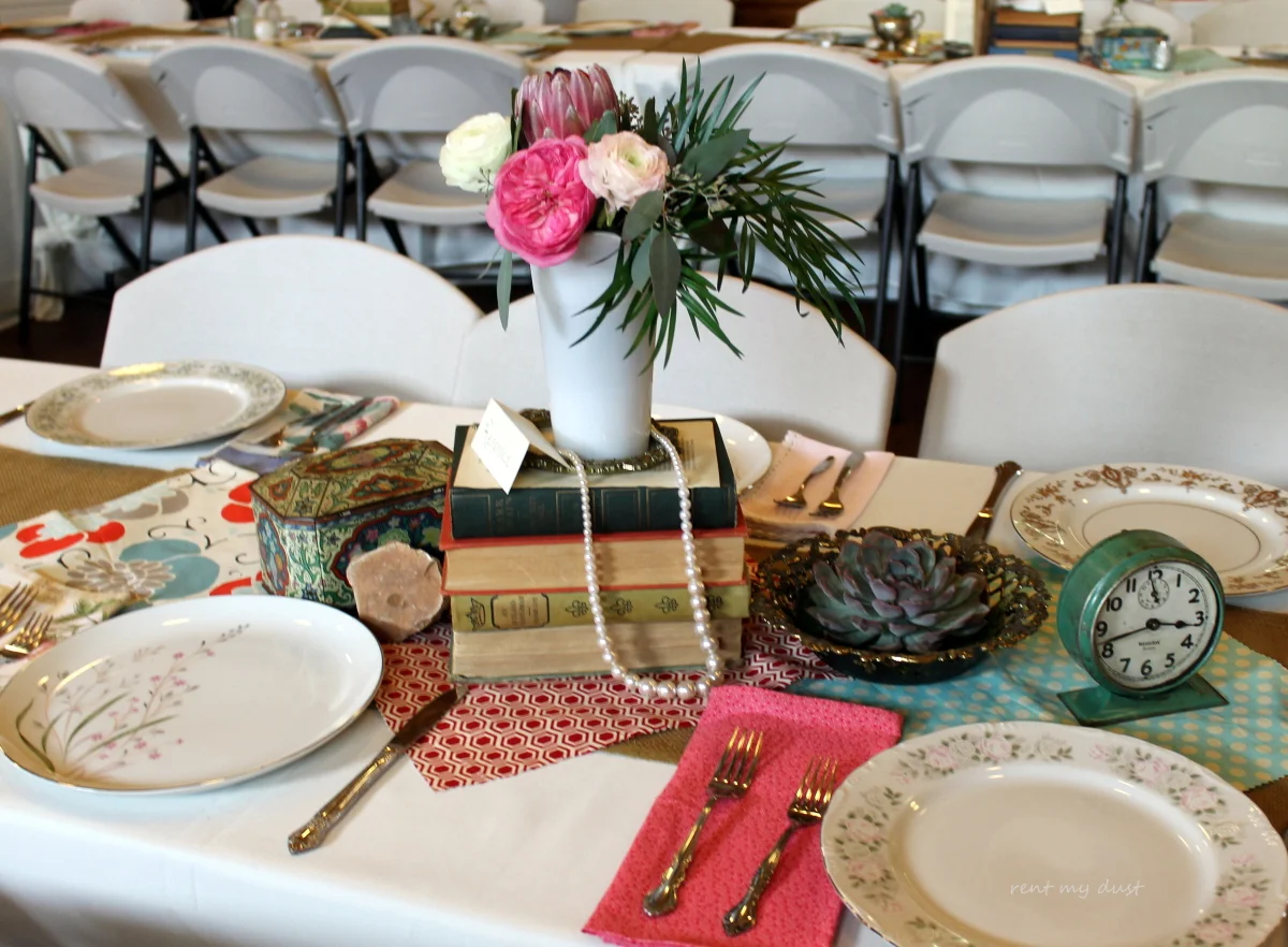 Mismatched China with mismatched napkins