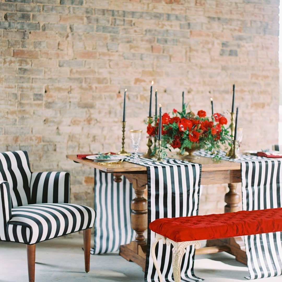 🎄 It's the season for a beautiful holiday table. @allentsaiphoto @rlovefloral #rentmydust @monroepearson @5-starrental @waltersweddingestates 
#vintagerentalsdenton #vintagerentals #rentmydust #rentmydustvintage #props #styledshoot #holidayshoot #dentonwedding #dreamwedding #vintagewedding
